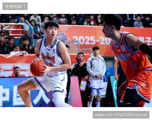 新疆队本赛季战绩不佳,仅取得14胜28负位列第十六,阵容磨合面临挑战。 新疆队本赛季战绩不佳,仅取得14胜28负位列第十六,阵容磨合面临挑战。